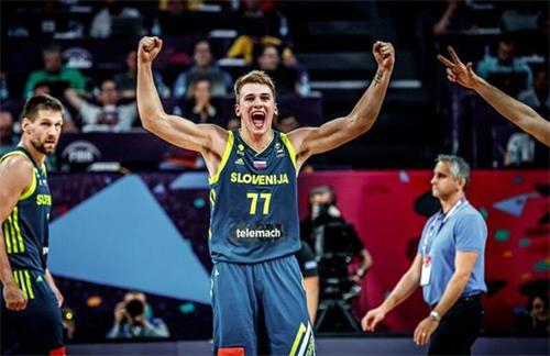 扎戈：托蒂睡觉打呼噜还说梦话；吐西蒙尼口水是因他故意挑衅（扎戈回忆往事：托蒂睡觉会打呼还说梦话；对西蒙尼吐口水因其故意挑衅）