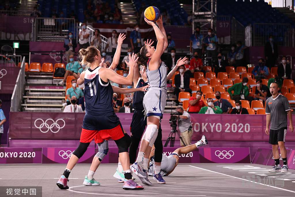 中超赛场争议判罚：VAR判罚引发热议,（中超赛场再起争议：VAR判罚掀起热议）