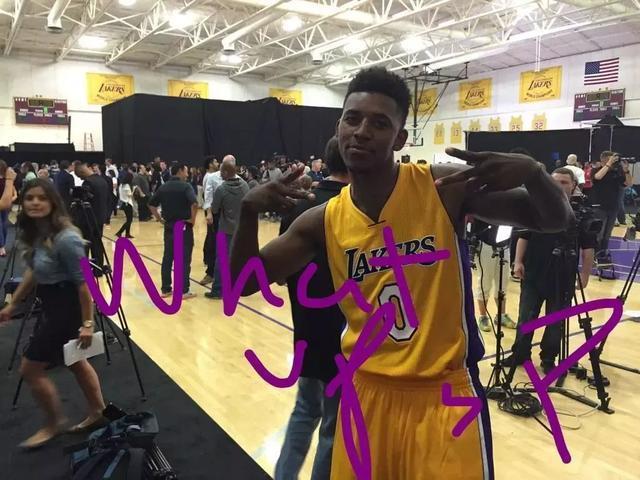 巴甲福塔莱萨门将在4名队友提醒下未注意身后对手，开球时遭抢断丢球（巴甲福塔莱萨门将忽略四队友提醒，开球被身后抢断致丢球）