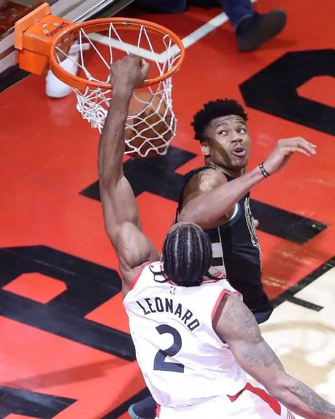 刘若钒庆祝海港队夺冠：人生第一个中超冠军🏆（海港登顶中超，刘若钒喜获职业生涯首冠🏆）