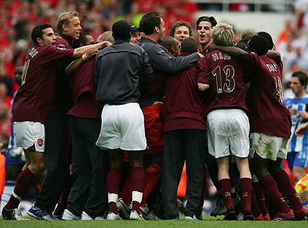 一掌给曼联“打懵”了？盖耶13分钟掌掴队友染红，红魔多打一人却输球（盖耶13分钟掌掴队友吃红，曼联多打一人仍告负）