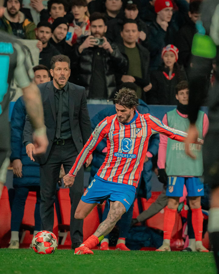 德国世界杯客场球衣实物图：深海军蓝设计+薄荷绿点缀（德国队世界杯客场战袍曝光：深海军蓝主色，薄荷绿点缀）