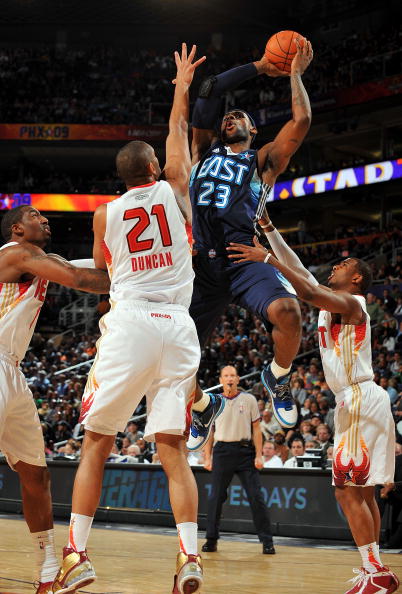 曼联英超14轮1-1战平西汉姆联，近5轮仅胜1场，阿莫林执教遇质疑，防守问题突出。（英超第14轮曼联1-1西汉姆，近5场仅一胜，阿莫林承压，防守短板明显）